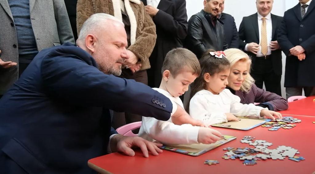 Eğitim dendiği zaman Menemen’de akan sular durur…